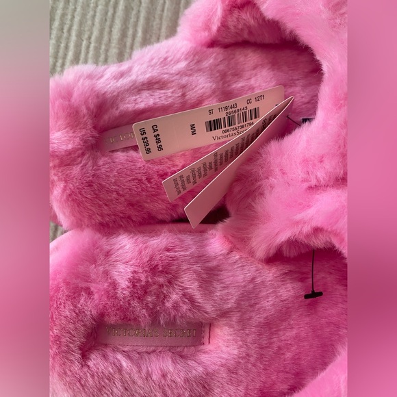 NWT Victoria’s Secret VS Slippers Size M Tiny Spot See Last Pic Pretty - Picture 3 of 6
